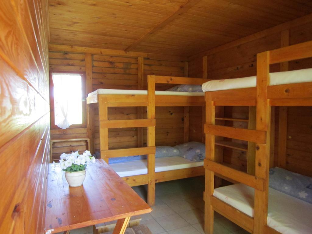 فندق Nyirfaliget Lovaskemping Es Turistahaz Nyíregyháza الغرفة الصورة